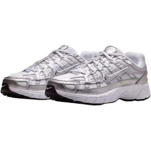 Discover the dynamic perspective of شوز نايك مثل Nike Shoes الفريدة، مع تفاصيل حذاء Nike P-6000 بلون فضي ورمادي وأبيض وجودة حذاء نايك الأصلي ضمن تشكيلة nike schuhe.