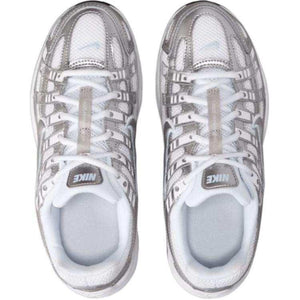 The top view highlights Nike Shoes craftsmanship, showcasing the حذاء نايك الأصلي مع حذاء Nike P-6000 بلون فضي ورمادي وأبيض ضمن أفضل موديلات شوز نايك وتصاميم nike schuhe.