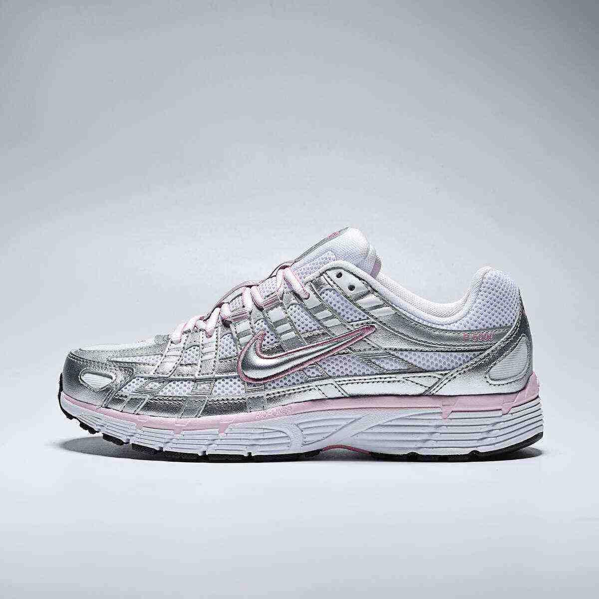 Experience everyday comfort with Nike Shoes and حذاء نايك الأصلي، مما يقدم أفضل خيارات شوز نايك مع حذاء Nike P-6000 للنساء لون أبيض وفضي ميتاليك ووردي وتصاميم nike schuhe.