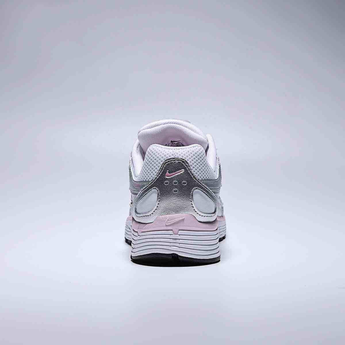 The rear view showcases Nike Shoes details, combining the حذاء نايك الأصلي مع ميزات حذاء Nike P-6000 للنساء لون أبيض وفضي ميتاليك ووردي وجودة شوز نايك وتشكيلة nike schuhe.