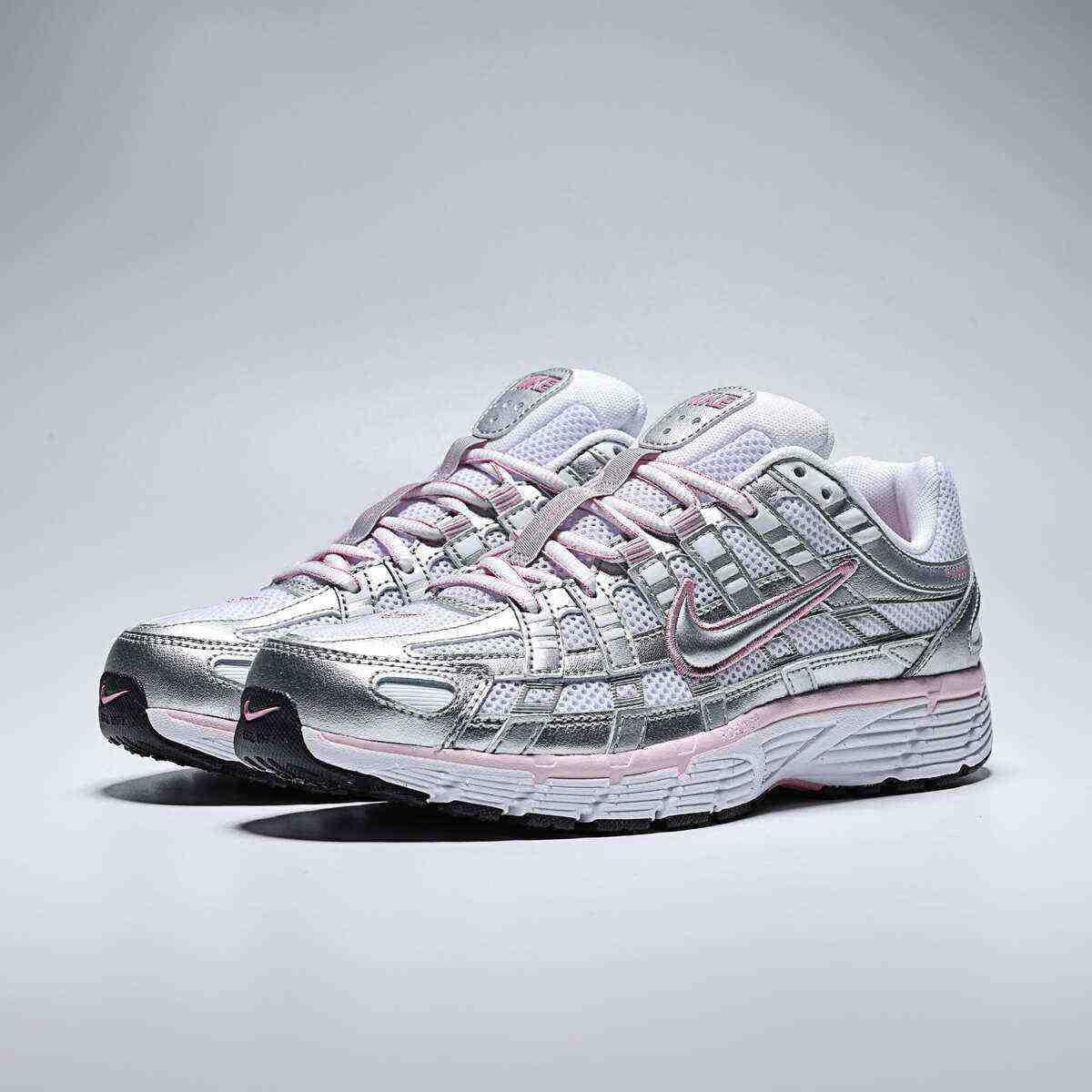 Discover the dynamic perspective of شوز نايك مثل Nike Shoes الفريدة، مع تفاصيل حذاء Nike P-6000 للنساء لون أبيض وفضي ميتاليك ووردي وجودة حذاء نايك الأصلي ضمن تشكيلة nike schuhe.