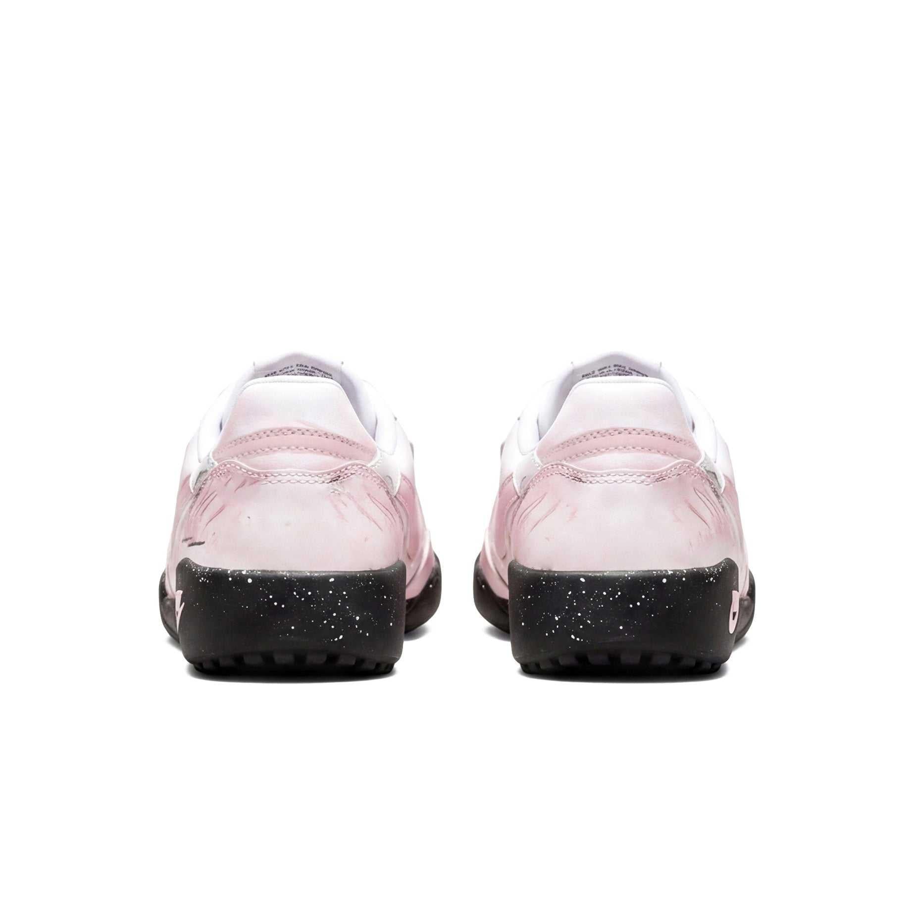 The rear view showcases Nike Shoes details, combining the حذاء نايك الأصلي مع ميزات حذاء نايكي رياضي وردي وأبيض | Nike Sneakers Pink White وجودة شوز نايك وتشكيلة nike schuhe.