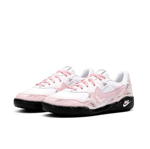 The front angle highlights Nike Shoes craftsmanship, showcasing the حذاء نايك الأصلي مع حذاء نايكي رياضي وردي وأبيض | Nike Sneakers Pink White ضمن أفضل موديلات شوز نايك وتصاميم nike schuhe.
