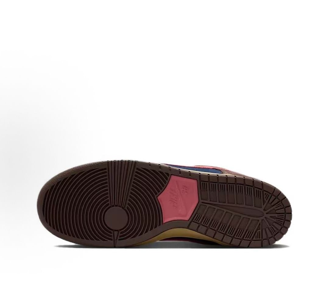 Inspect the durable outsole of Nike Shoes and حذاء نايك الأصلي الذي يضمن راحة شوز نايك، مع ميزات حذاء نايكي SB دانك لو بني كحلي | Nike SB Dunk Low Brown ومواصفات nike schuhe.