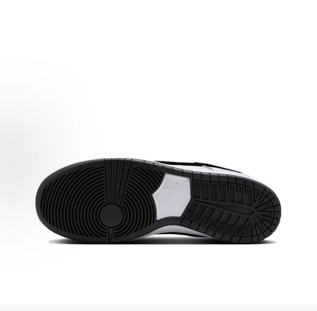 Inspect the durable outsole of Nike Shoes and حذاء نايك الأصلي الذي يضمن راحة شوز نايك، مع ميزات حذاء نايكي SB دنك أبيض وأسود | Nike SB Dunk Low White Black ومواصفات nike schuhe.