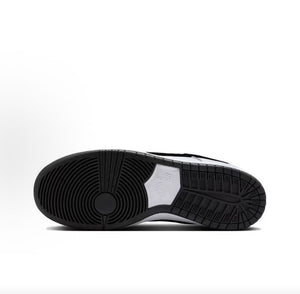 Inspect the durable outsole of Nike Shoes and حذاء نايك الأصلي الذي يضمن راحة شوز نايك، مع ميزات حذاء نايكي SB دنك أبيض وأسود | Nike SB Dunk Low White Black ومواصفات nike schuhe.