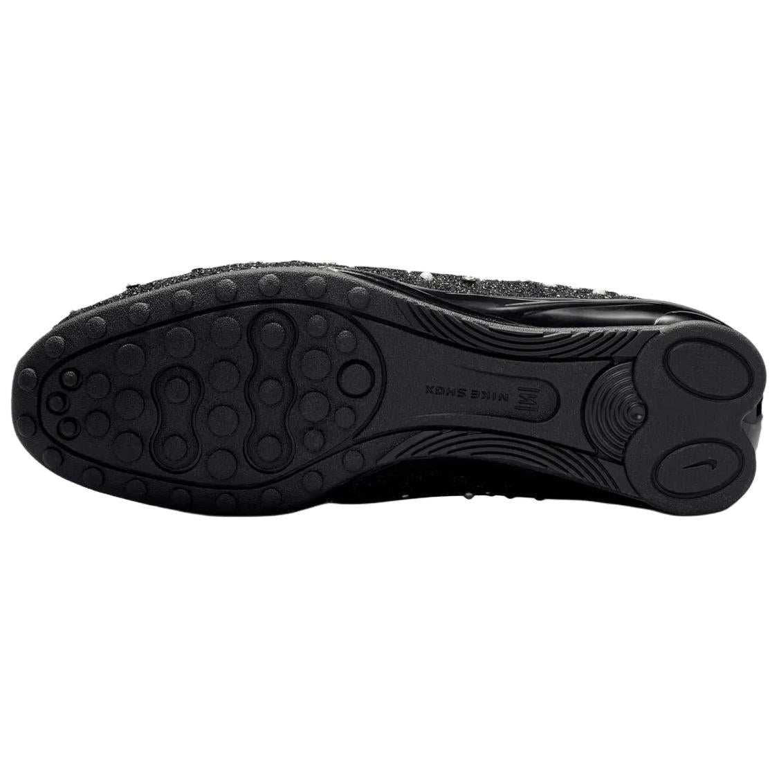 Inspect the durable outsole of Nike Shoes and حذاء نايك الأصلي الذي يضمن راحة شوز نايك، مع ميزات حذاء Shox Z أصلي 100% ومواصفات nike schuhe.