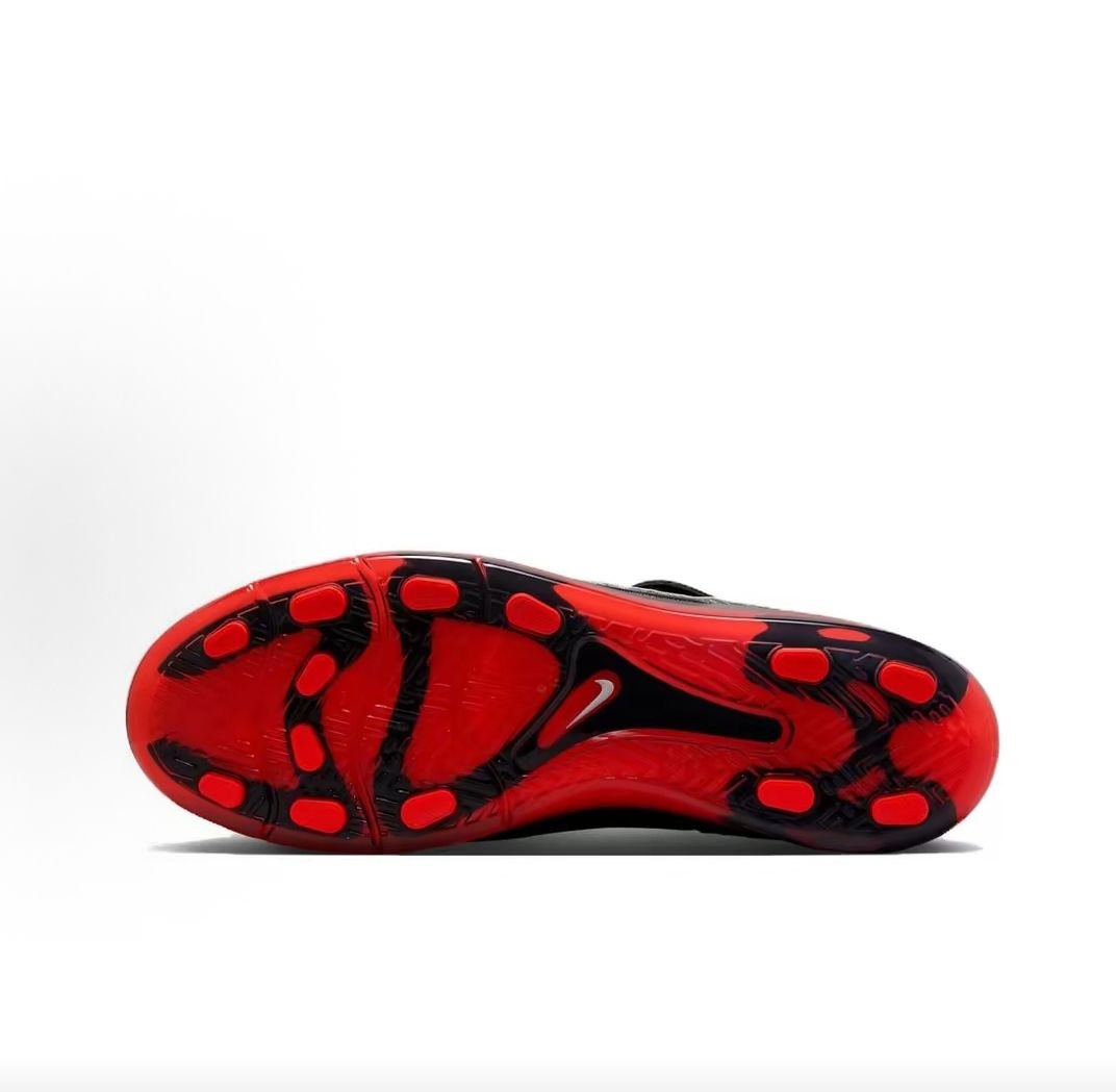 Inspect the durable outsole of Nike Shoes and حذاء نايك الأصلي الذي يضمن راحة شوز نايك، مع ميزات أصلي 100% حذاء نايكي x بالاس أسود | Nike x Palace Black Red ومواصفات nike schuhe.