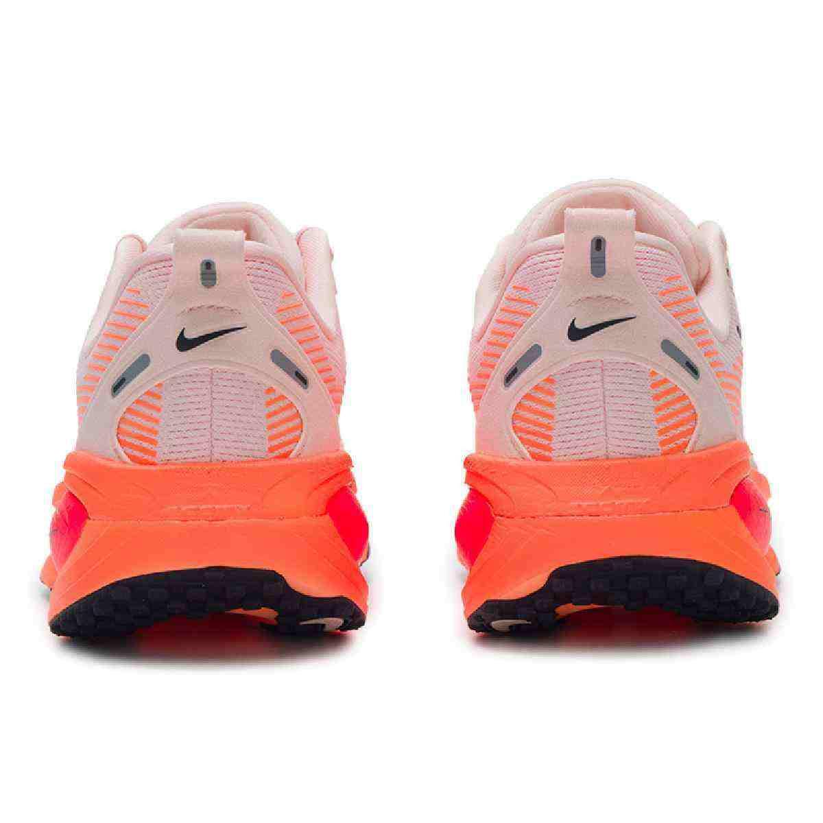 The rear view showcases Nike Shoes details, combining the حذاء نايك الأصلي مع ميزات حذاء Nike Vomero 18 للجري للنساء لون سايل وبرايت كريمسون وجودة شوز نايك وتشكيلة nike schuhe.