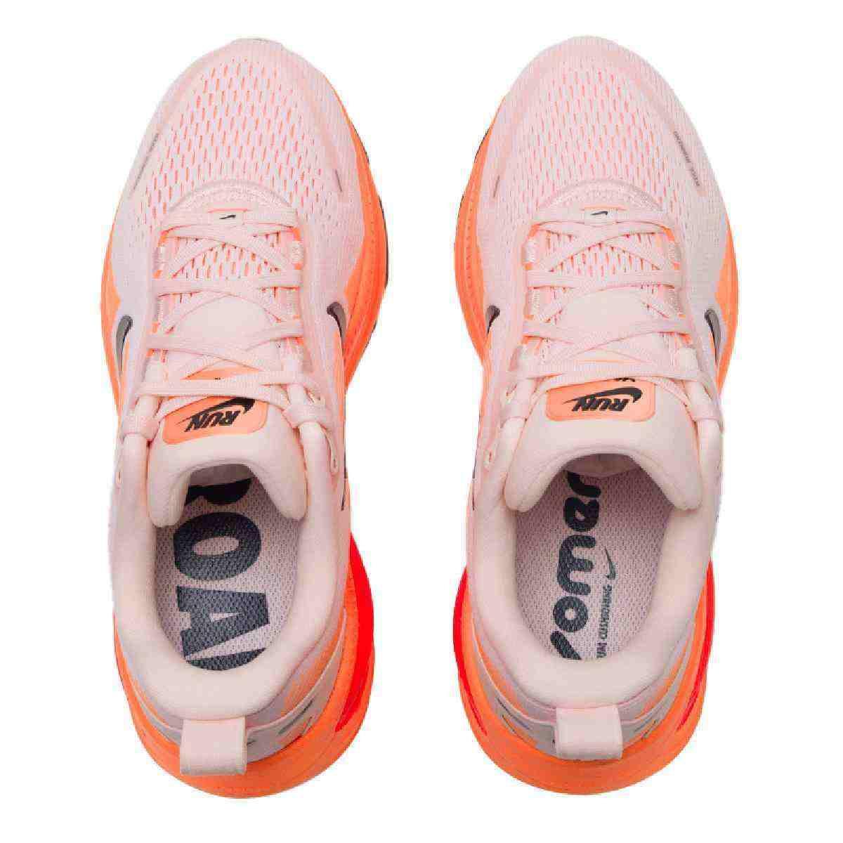 The top view highlights Nike Shoes craftsmanship, showcasing the حذاء نايك الأصلي مع حذاء Nike Vomero 18 للجري للنساء لون سايل وبرايت كريمسون ضمن أفضل موديلات شوز نايك وتصاميم nike schuhe.