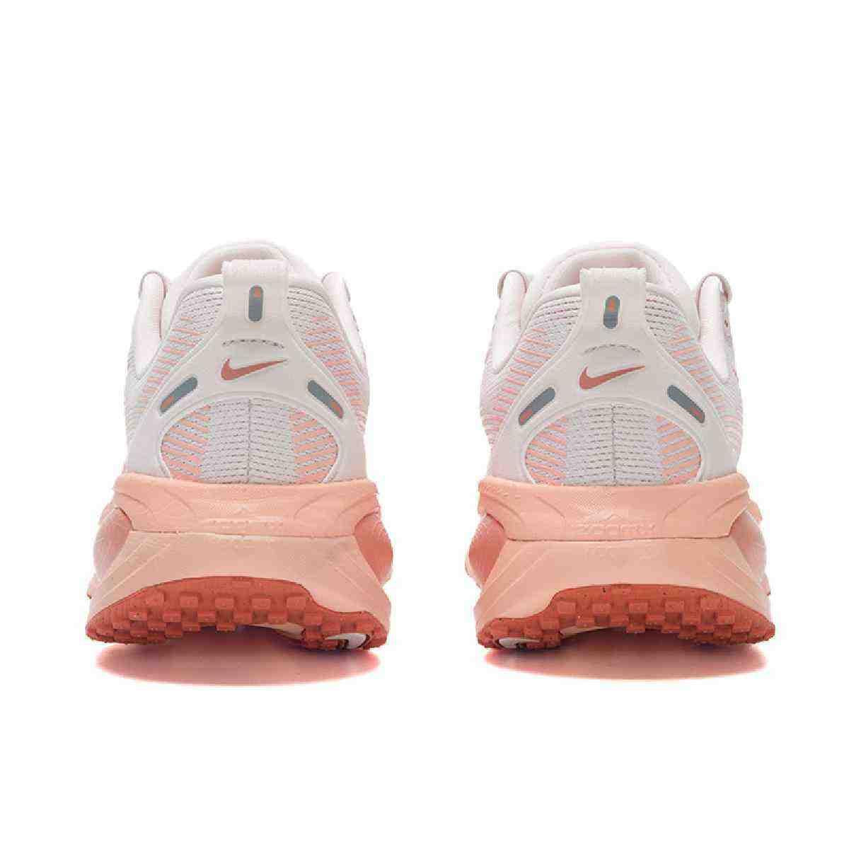 The rear view showcases Nike Shoes details, combining the حذاء نايك الأصلي مع ميزات حذاء Nike Vomero 18 للجري للنساء لون وردي ناعم وجودة شوز نايك وتشكيلة nike schuhe.