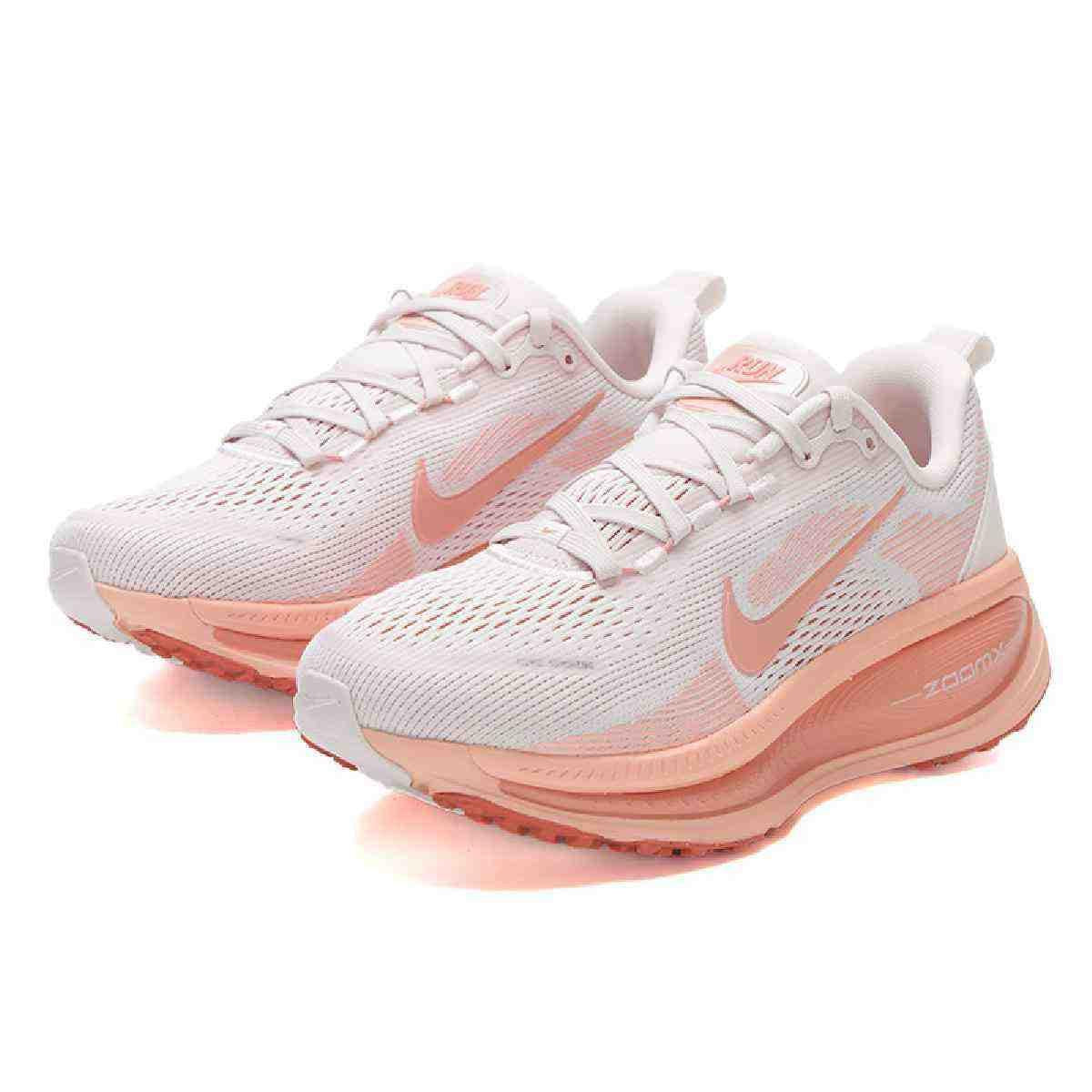 Discover the dynamic perspective of شوز نايك مثل Nike Shoes الفريدة، مع تفاصيل حذاء Nike Vomero 18 للجري للنساء لون وردي ناعم وجودة حذاء نايك الأصلي ضمن تشكيلة nike schuhe.