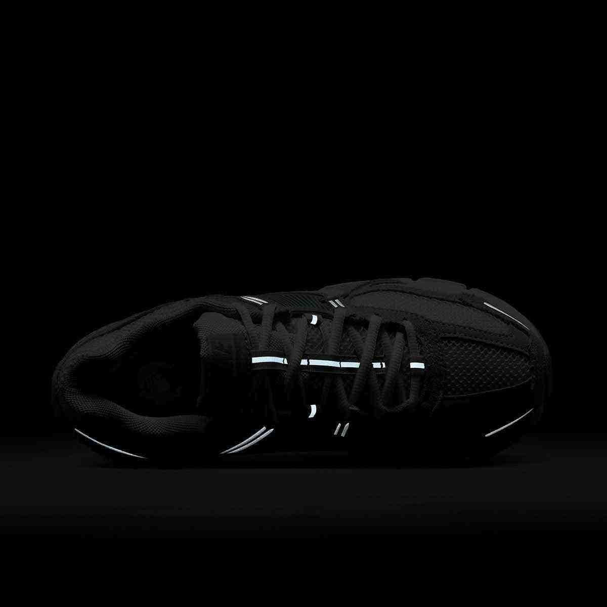 Highlighting the fine structure of Nike Shoes and حذاء نايك الأصلي، مع روعة شوز نايك وتفاصيل حذاء رياضي Vomero 5 رمادي فاتح بتفاصيل عاكسة ولمسات nike schuhe.