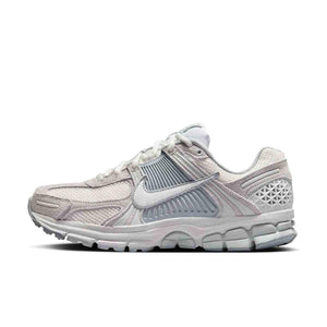 Complete your collection with Nike Shoes and حذاء نايك الأصلي، متضمنة أفضل شوز نايك مع حذاء رياضي Vomero 5 رمادي فاتح بتفاصيل عاكسة وخيارات nike schuhe.