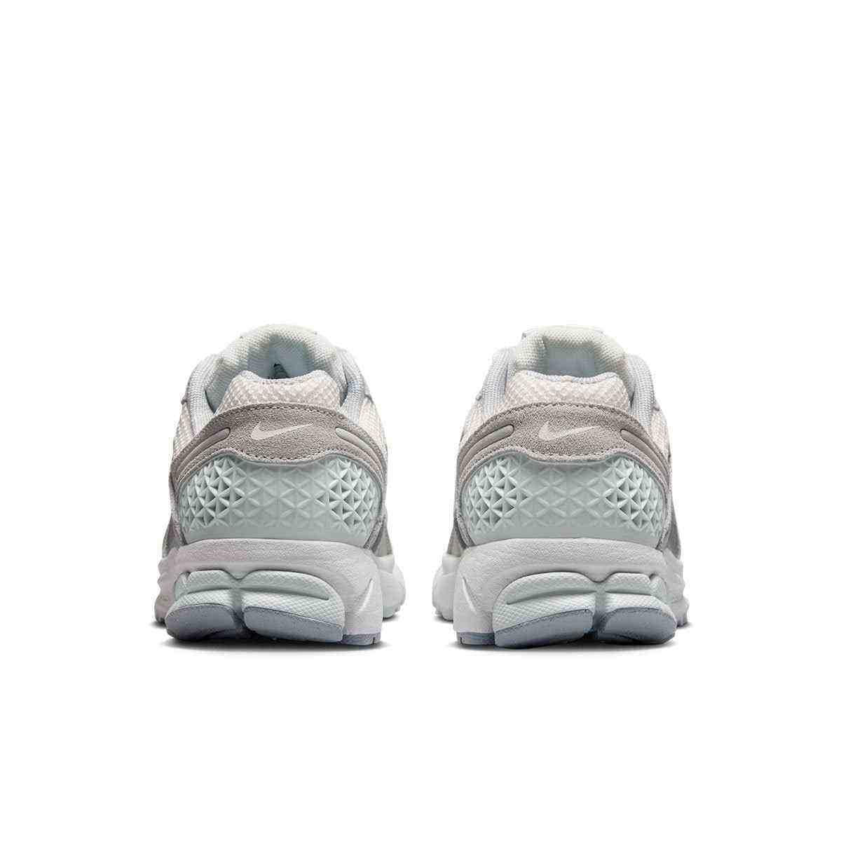 The rear view showcases Nike Shoes details, combining the حذاء نايك الأصلي مع ميزات حذاء رياضي Vomero 5 رمادي فاتح بتفاصيل عاكسة وجودة شوز نايك وتشكيلة nike schuhe.