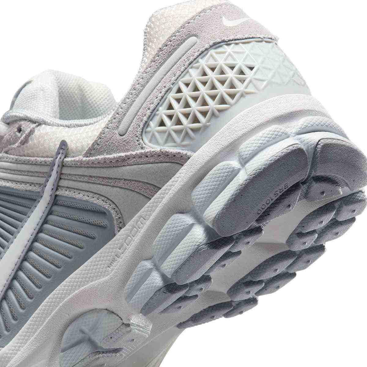 Enjoy the superior comfort of Nike Shoes featuring حذاء رياضي Vomero 5 رمادي فاتح بتفاصيل عاكسة مع موثوقية حذاء نايك الأصلي وأناقة شوز نايك وضمن تصاميم nike schuhe.