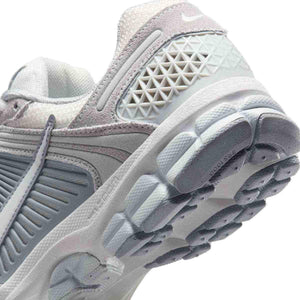 Enjoy the superior comfort of Nike Shoes featuring حذاء رياضي Vomero 5 رمادي فاتح بتفاصيل عاكسة مع موثوقية حذاء نايك الأصلي وأناقة شوز نايك وضمن تصاميم nike schuhe.