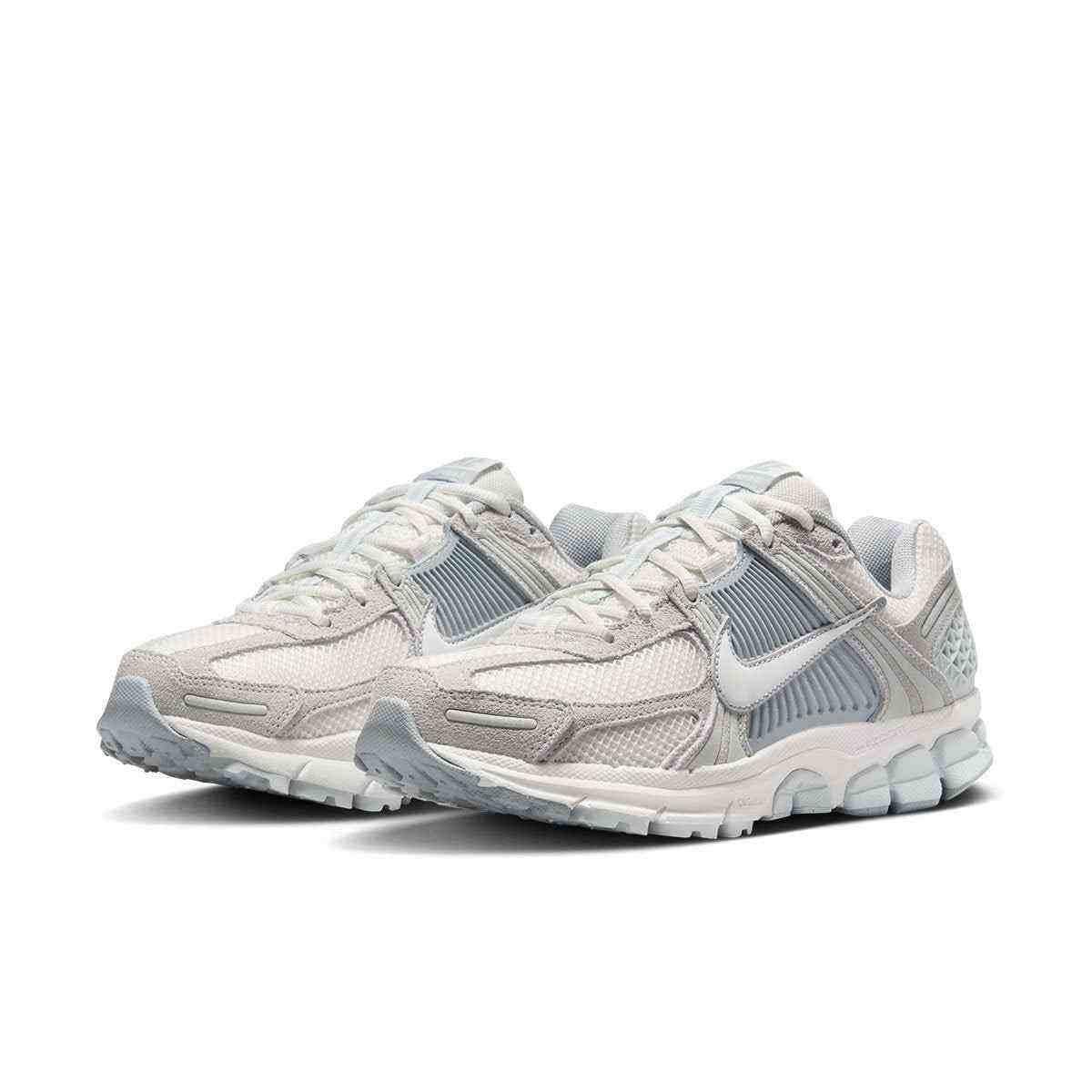 Discover the dynamic perspective of شوز نايك مثل Nike Shoes الفريدة، مع تفاصيل حذاء رياضي Vomero 5 رمادي فاتح بتفاصيل عاكسة وجودة حذاء نايك الأصلي ضمن تشكيلة nike schuhe.