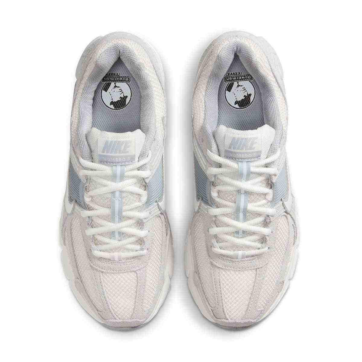 The top view highlights Nike Shoes craftsmanship, showcasing the حذاء نايك الأصلي مع حذاء رياضي Vomero 5 رمادي فاتح بتفاصيل عاكسة ضمن أفضل موديلات شوز نايك وتصاميم nike schuhe.