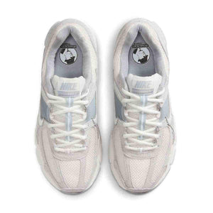 The top view highlights Nike Shoes craftsmanship, showcasing the حذاء نايك الأصلي مع حذاء رياضي Vomero 5 رمادي فاتح بتفاصيل عاكسة ضمن أفضل موديلات شوز نايك وتصاميم nike schuhe.