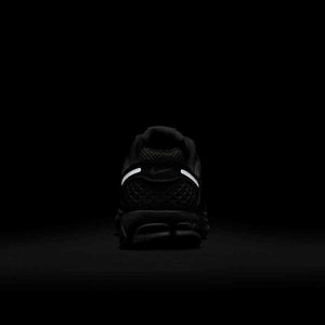 Showcasing the reflective features of Nike Shoes and حذاء نايك الأصلي، مما يعزز أمان شوز نايك عبر حذاء رياضي Vomero 5 رمادي فاتح بتفاصيل عاكسة ومواصفات nike schuhe.