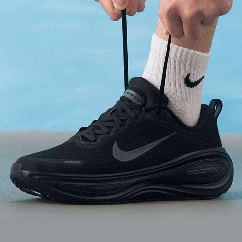 Discover the dynamic perspective of شوز نايك مثل Nike Shoes الفريدة، مع تفاصيل حذاء Nike Vomero Plus أسود للجري وجودة حذاء نايك الأصلي ضمن تشكيلة nike schuhe.