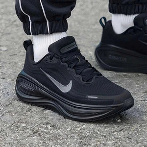 View the side profile of the حذاء نايك الأصلي featuring Nike Shoes design, representing the finest شوز نايك المميز مع حذاء Nike Vomero Plus أسود للجري وتصاميم nike schuhe.