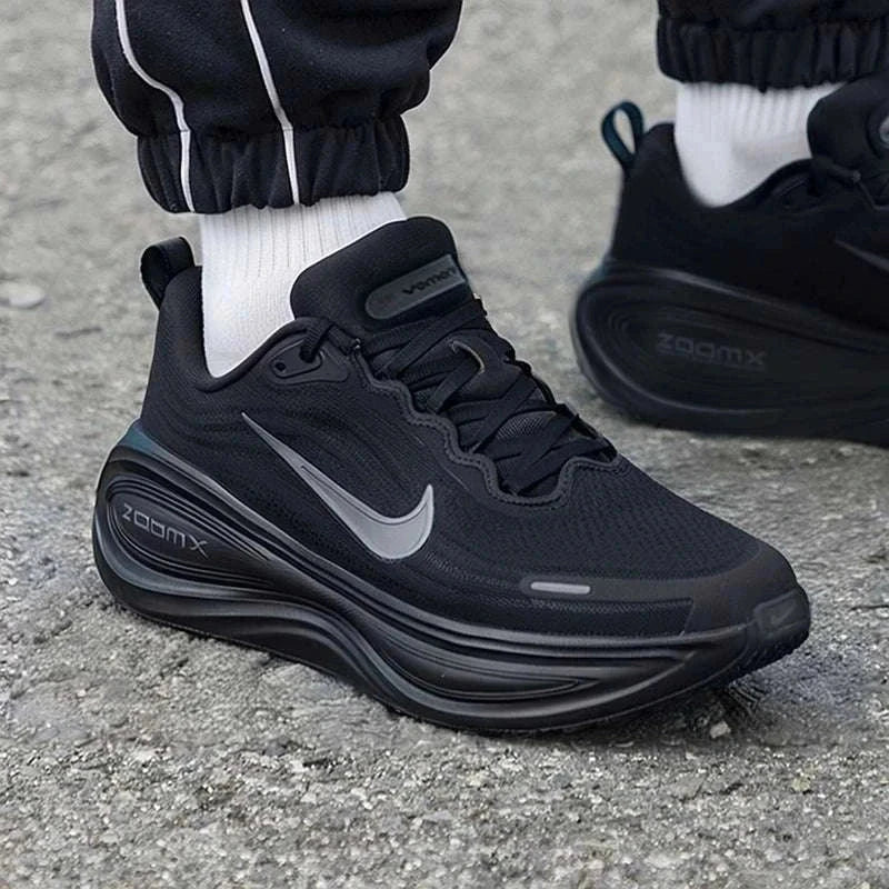 View the side profile of the حذاء نايك الأصلي featuring Nike Shoes design, representing the finest شوز نايك المميز مع حذاء Nike Vomero Plus أسود للجري وتصاميم nike schuhe.