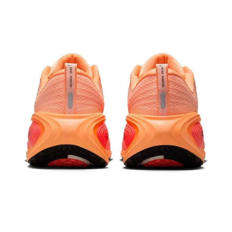 The rear view showcases Nike Shoes details, combining the حذاء نايك الأصلي مع ميزات حذاء Nike Vomero Plus للجري على الطرق للرجال لون مرجاني وجودة شوز نايك وتشكيلة nike schuhe.