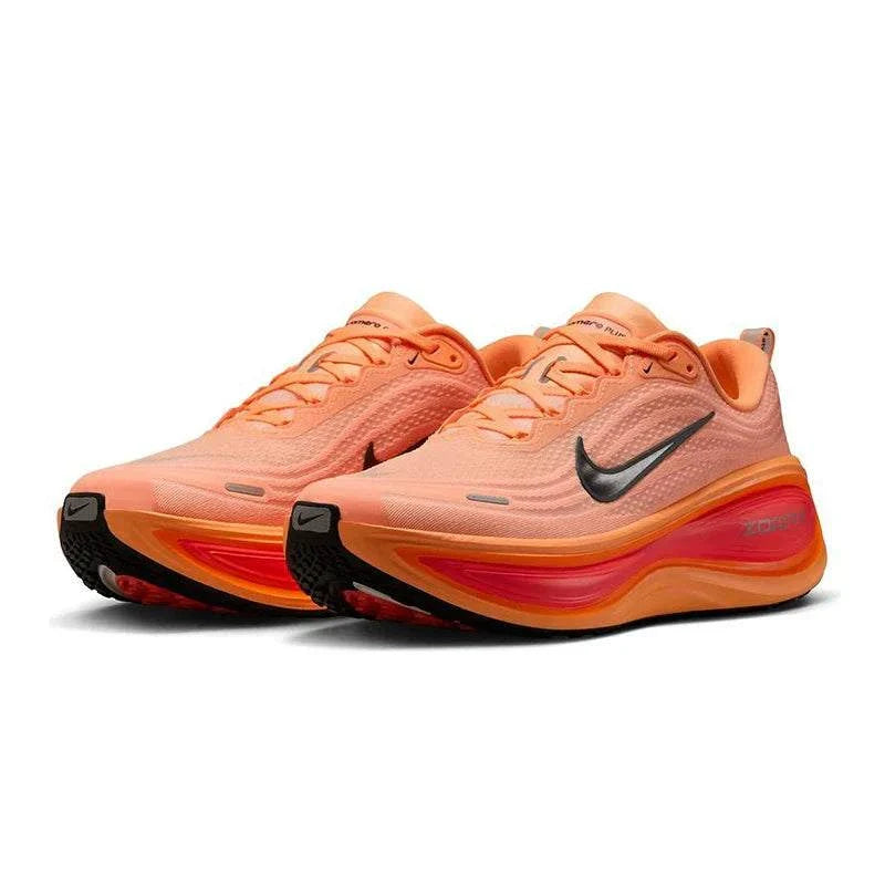 Discover the dynamic perspective of شوز نايك مثل Nike Shoes الفريدة، مع تفاصيل حذاء Nike Vomero Plus للجري على الطرق للرجال لون مرجاني وجودة حذاء نايك الأصلي ضمن تشكيلة nike schuhe.