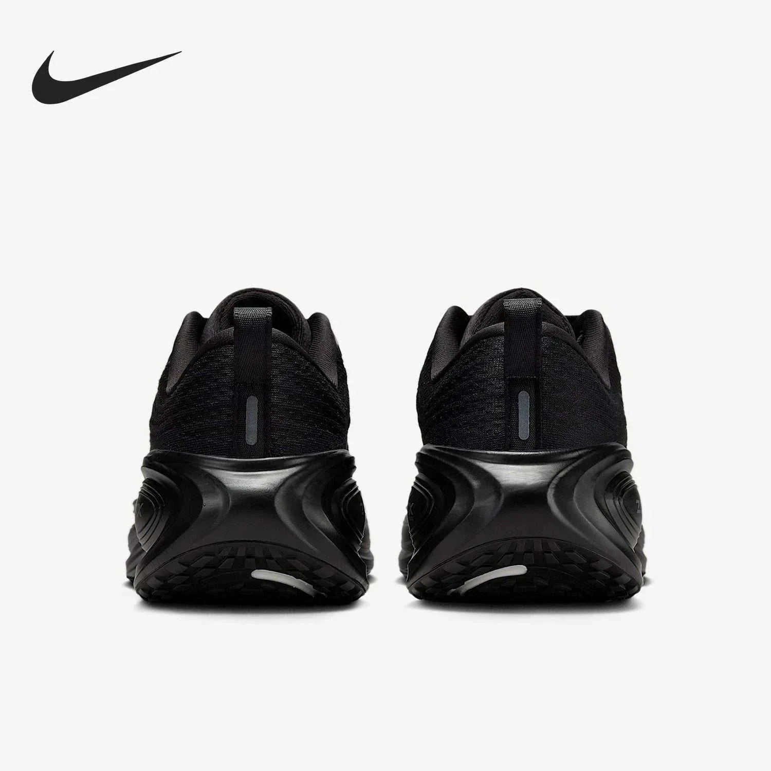 The rear view showcases Nike Shoes details, combining the حذاء نايك الأصلي مع ميزات حذاء Nike Vomero Plus للجري على الطرق للنساء وجودة شوز نايك وتشكيلة nike schuhe.