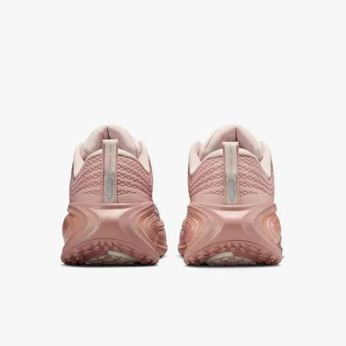 The rear view showcases Nike Shoes and حذاء نايك الأصلي، مع راحة شوز نايك وتفاصيل حذاء Nike Vomero Plus للجري على الطرق للنساء ولمسات nike schuhe.