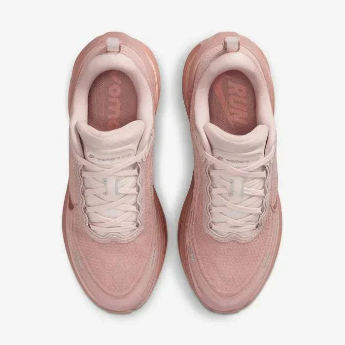 The top view highlights Nike Shoes and حذاء نايك الأصلي، مع روعة شوز نايك ومواصفات حذاء Nike Vomero Plus للجري على الطرق للنساء وتصميم nike schuhe.