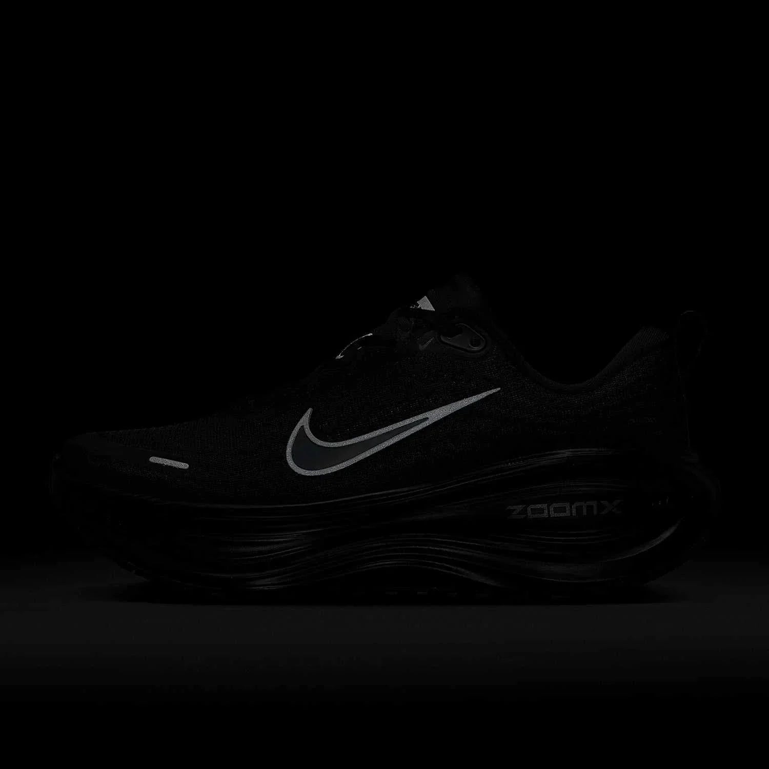 Highlighting the fine structure of Nike Shoes and حذاء نايك الأصلي، مع روعة شوز نايك وتفاصيل حذاء Nike Vomero Plus للجري على الطرق للنساء ولمسات nike schuhe.