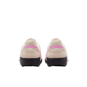 The rear view showcases Nike Shoes details, combining the حذاء نايك الأصلي مع ميزات حذاء نايكي نسائي بيج ووردي | Nike Beige & Pink وجودة شوز نايك وتشكيلة nike schuhe.