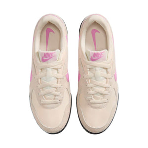The top view highlights Nike Shoes craftsmanship, showcasing the حذاء نايك الأصلي مع حذاء نايكي نسائي بيج ووردي | Nike Beige & Pink ضمن أفضل موديلات شوز نايك وتصاميم nike schuhe.