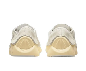 The rear view showcases Nike Shoes details, combining the حذاء نايك الأصلي مع ميزات حذاء نسائي مريح وخفيف كاجوال باللون البيج وجودة شوز نايك وتشكيلة nike schuhe.