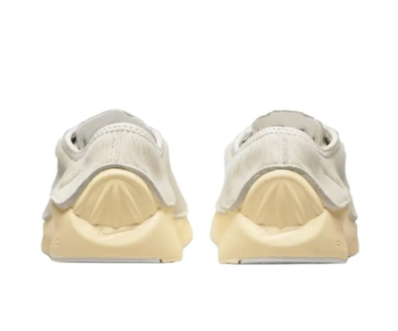 The rear view showcases Nike Shoes details, combining the حذاء نايك الأصلي مع ميزات حذاء نسائي مريح وخفيف كاجوال باللون البيج وجودة شوز نايك وتشكيلة nike schuhe.