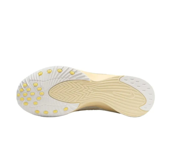 Inspect the durable outsole of Nike Shoes and حذاء نايك الأصلي الذي يضمن راحة شوز نايك، مع ميزات حذاء نسائي مريح وخفيف كاجوال باللون البيج ومواصفات nike schuhe.