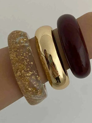 طقم أساور Bangle بتصميم Chunky عريض وألوان Gold و Resin.