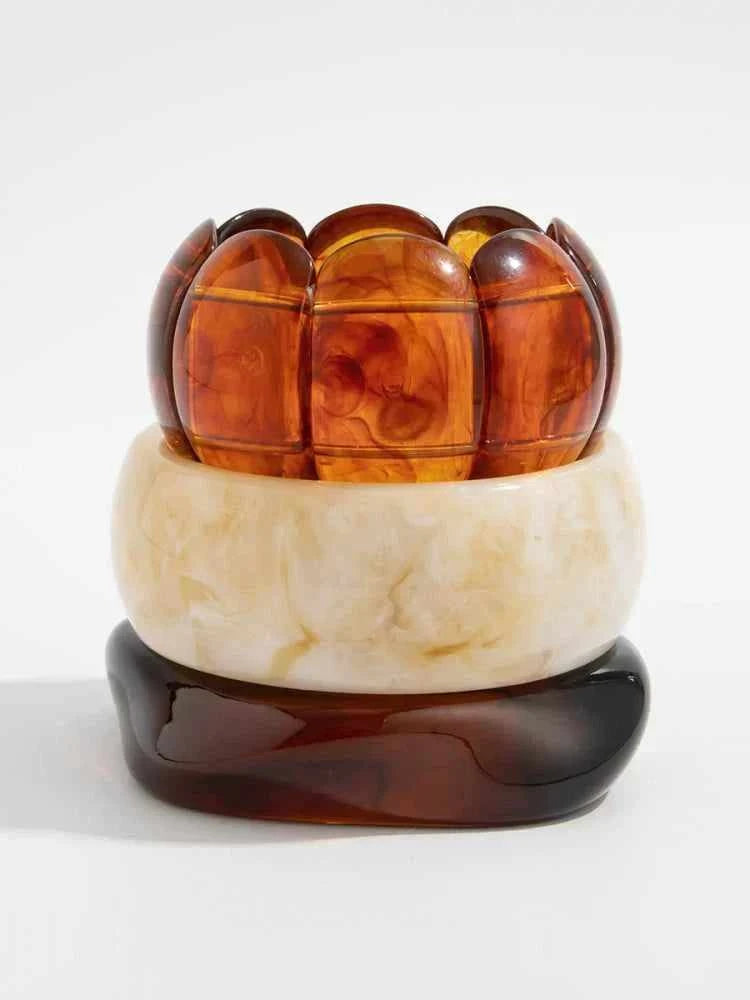 أساور Resin عريضة بتصميم Vintage وألوان دافئة.