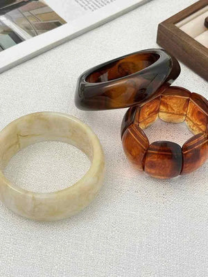 أساور Resin عريضة بتصميم Vintage وألوان دافئة.