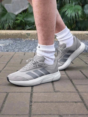 Adidas أحذية  للجري والاستخدام اليومي للرجال والنساء.