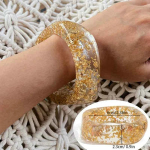 أساور عريضة Chunky بتصاميم Gold Flakes وألوان متنوعة.