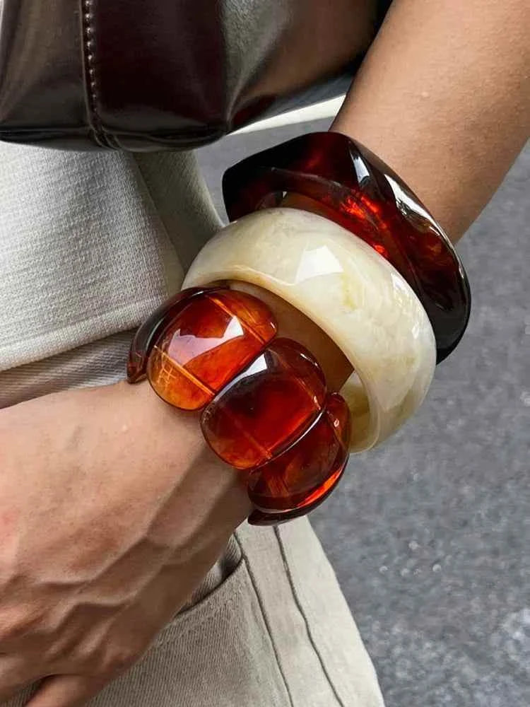 أساور Resin عريضة بتصميم Vintage وألوان دافئة.