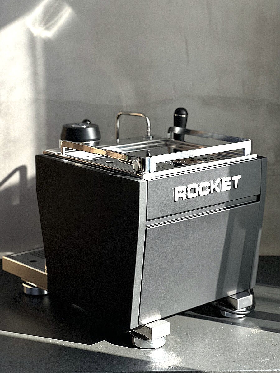 ماكينة قهوة احترافية Rocket Espresso بشاشة تحكم رقمية وتصميم فاخر