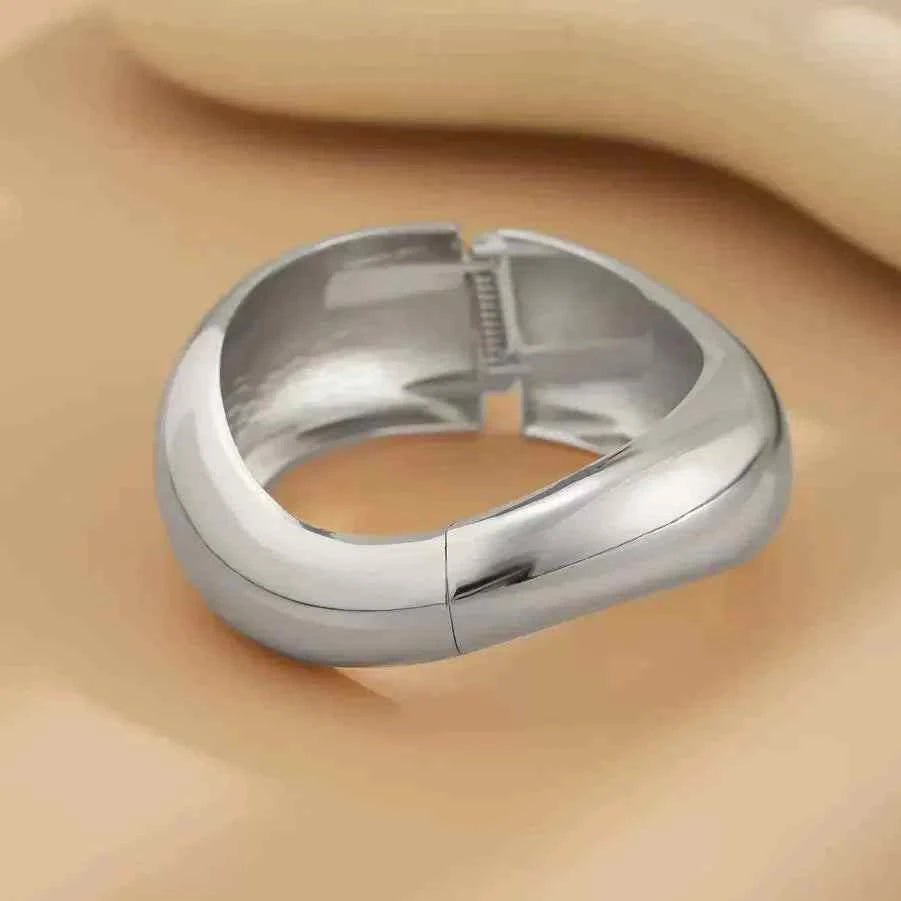 سوار نسائي | تصميم معدني لامع مفتوح بنمط غير منتظم موضة 2025 spring bracelet.