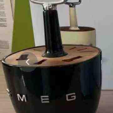 حامل منظم  SMEG الأنيق بقاعدة ستانلس ستيل فاخرة.