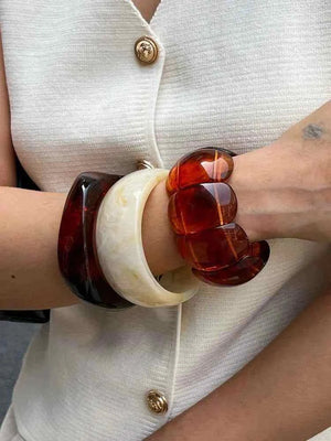 أساور Resin عريضة بتصميم Vintage وألوان رخامية فاخرة.