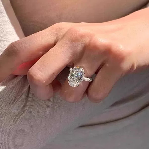 خاتم Oval Cut مرصع بـ Diamond لامع وفخم.
